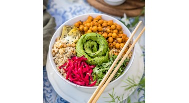 Bol végétalien aux pois chiches au curry, avocat et quinoa